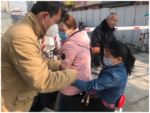 积极分子李雯雪参与社区志愿时拍摄