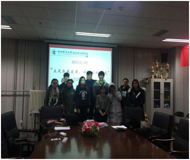 考风考纪主题班会合影