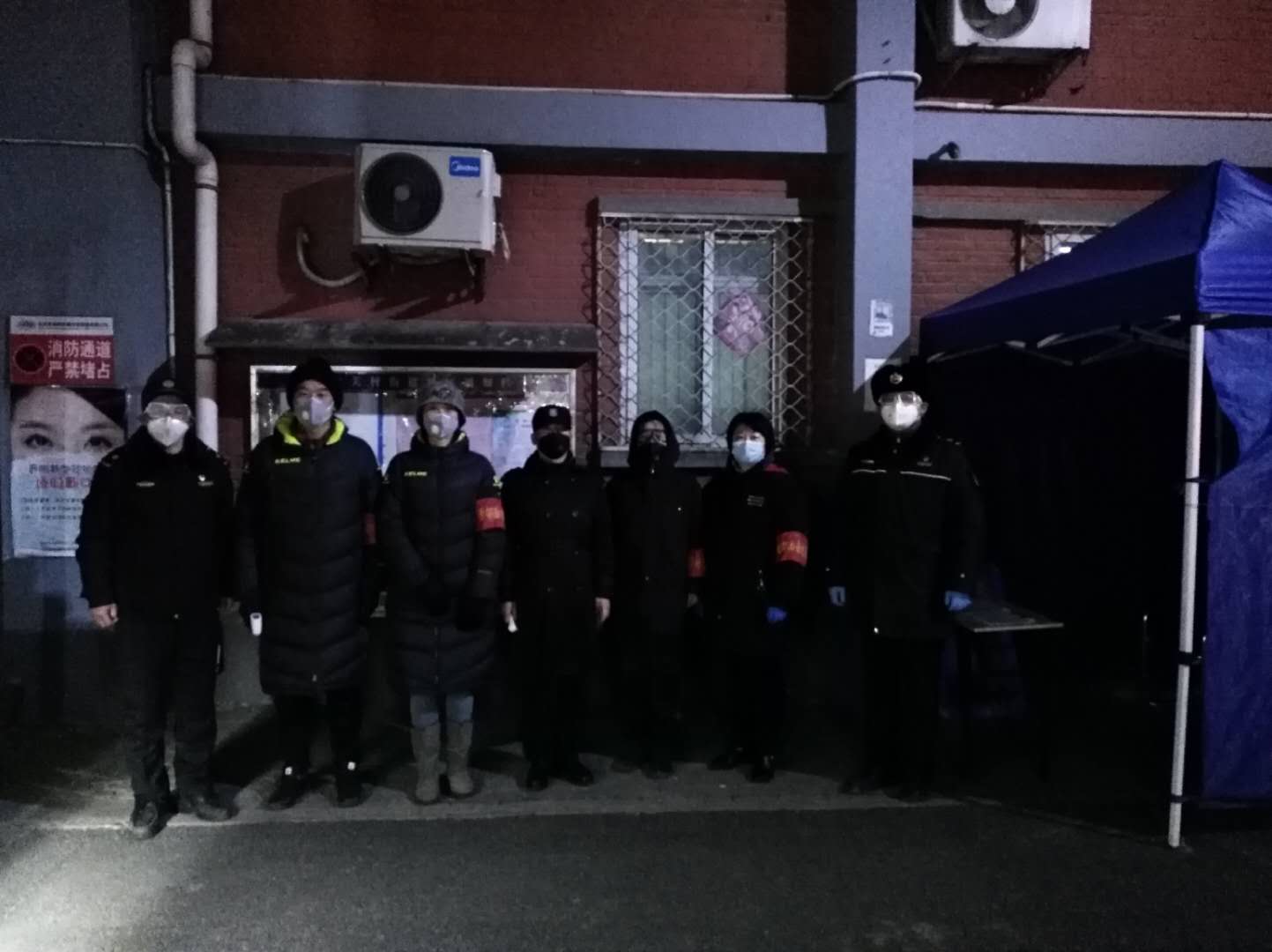 苏继革老师(左二)晚间值班时与社区防疫工作其他部门人员合影