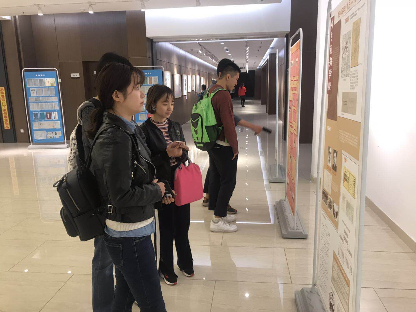 2018级研究生新生参观校史馆