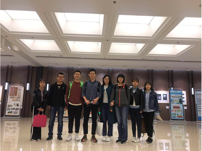 2018级研究生新生校史馆合影留念